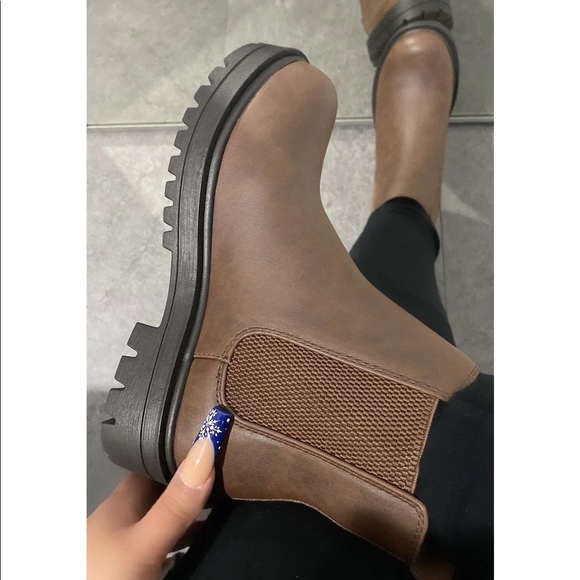 Shoes - NWT!! Brown Round Toe with Elastic Sides Boot